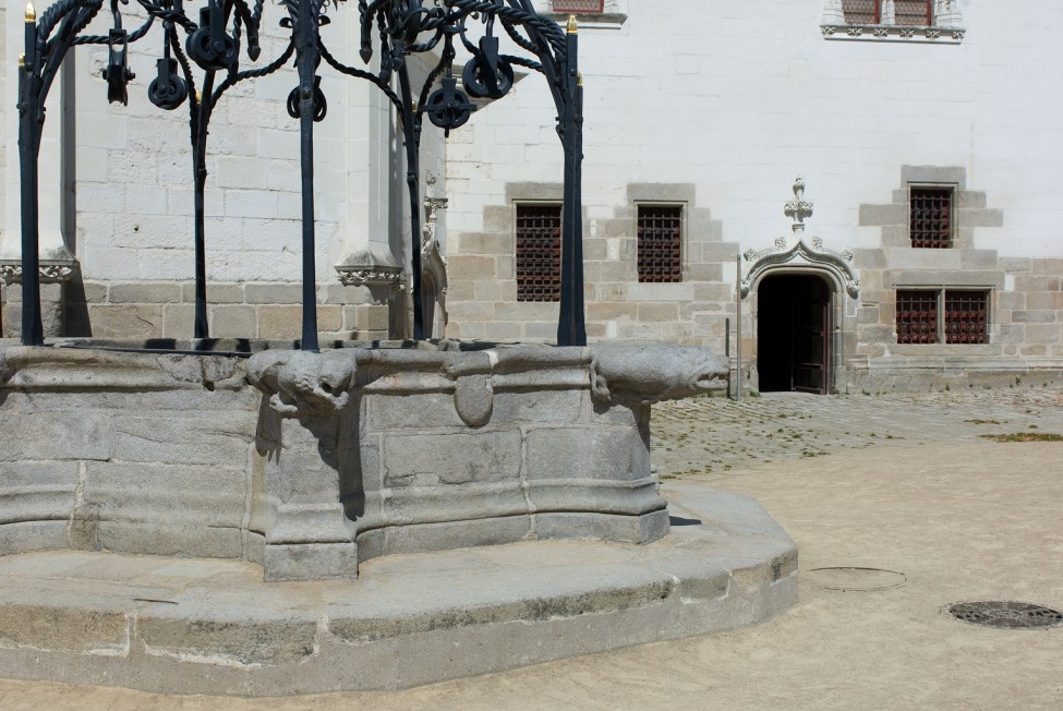 Le puits et l’entrée d’une des salles du château-musée