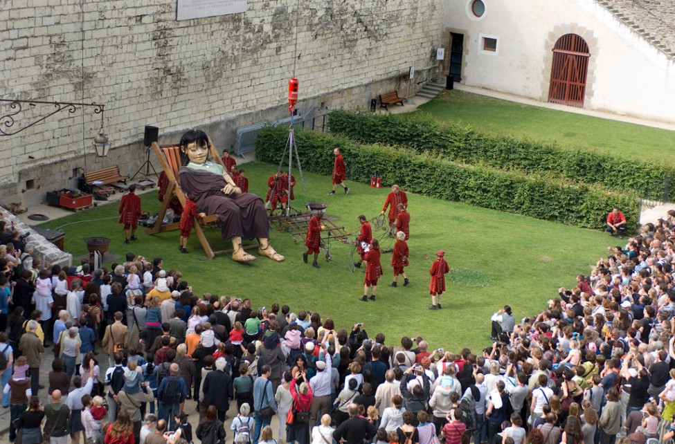 photographie de la petite géante dans la cour du Château 