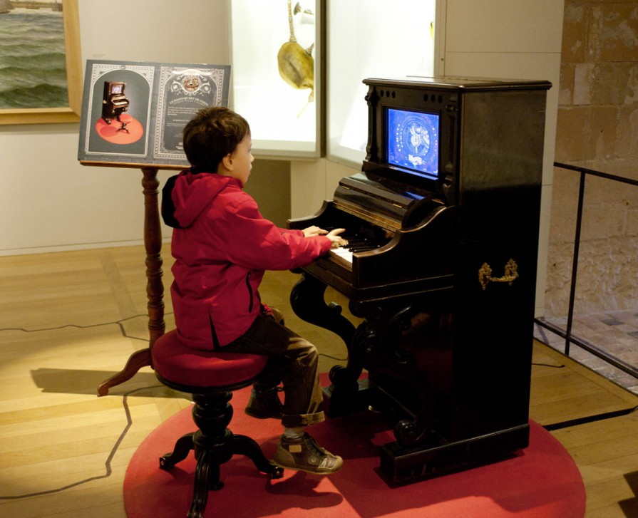 enfant qui joue du piano 